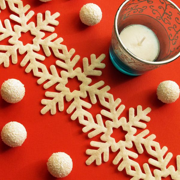 Weihnachtliches Tischband Filz Schneeflocke, creme