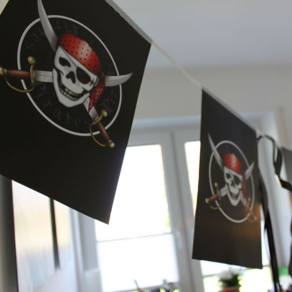 Papier Flaggenkette Piraten, schwarz-rot